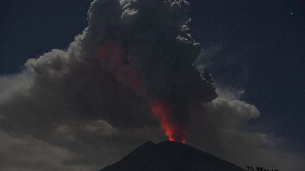 Cahaya magma dalam kawah Gunung Agung terpantul pada abu vulkanis terlihat dari Desa Datah, Karangasem, Bali, Jumat (29/6). Pusat Vulkanologi dan Mitigasi Bencana Geologi mencatat terjadinya erupsi Gunung Agung dengan tinggi kolom abu mencapai 2.000 meter namun status gunung tersebut masih pada level siaga. ANTARA FOTO/Nyoman Budhiana/wsj/18.