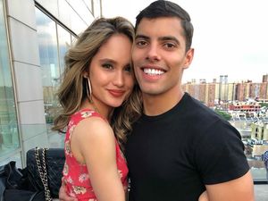 Cinta Laura dan Kekasih Lengket Banget Sih!