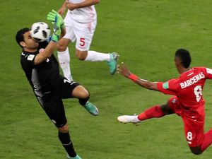 Video: Aksi Heroik Kiper Tunisia Halau Bola Pakai Muka