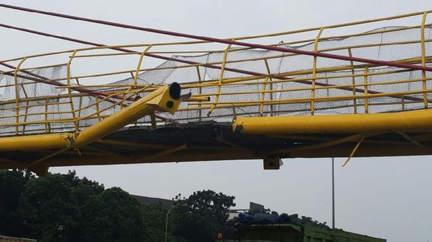 Imbas Truk Tabrak JPO, Sebagian Ruas Tol Bambu Apus Ditutup