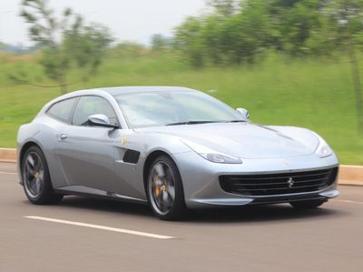 Ngebut Bareng Mobil Empat Kursi Bermesin V8 Pertama di RI