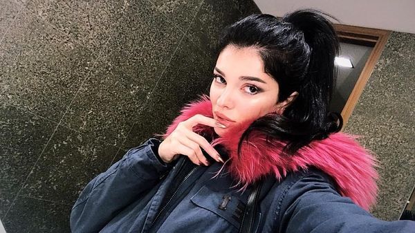 Kecantikan Sang Pelantun Piala Dunia 2018 Pukau Netizen