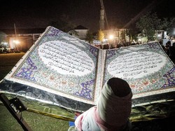 Miniatur Alquran raksasa menerihkan takbir malem idul fitri