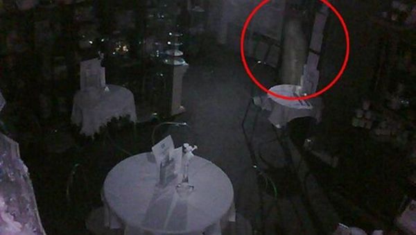Jangan Lihat Sendirian! Ini 10 Penampakan Terseram di Restoran Berhantu