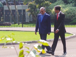Bugarnya Mahathir, Masih Kuat Imbangi Jokowi Jalan Kaki