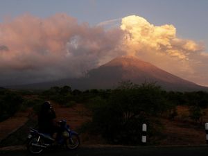 Gunung Agung Siaga, Warga Diimbau Jauhi Radius 4 Km dari Kawah
