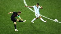 Gol kapten Kroasia Luka Modric ke gawang Argentina di laga kedua Grup D menjadi salah satu momen dramatis di fase grup. Bagaimana tidak, Kroasia (saat itu) bikin Argentina berada di ujung tanduk lewat kemenangan 3-0. (Foto: Clive Mason/Getty Images)