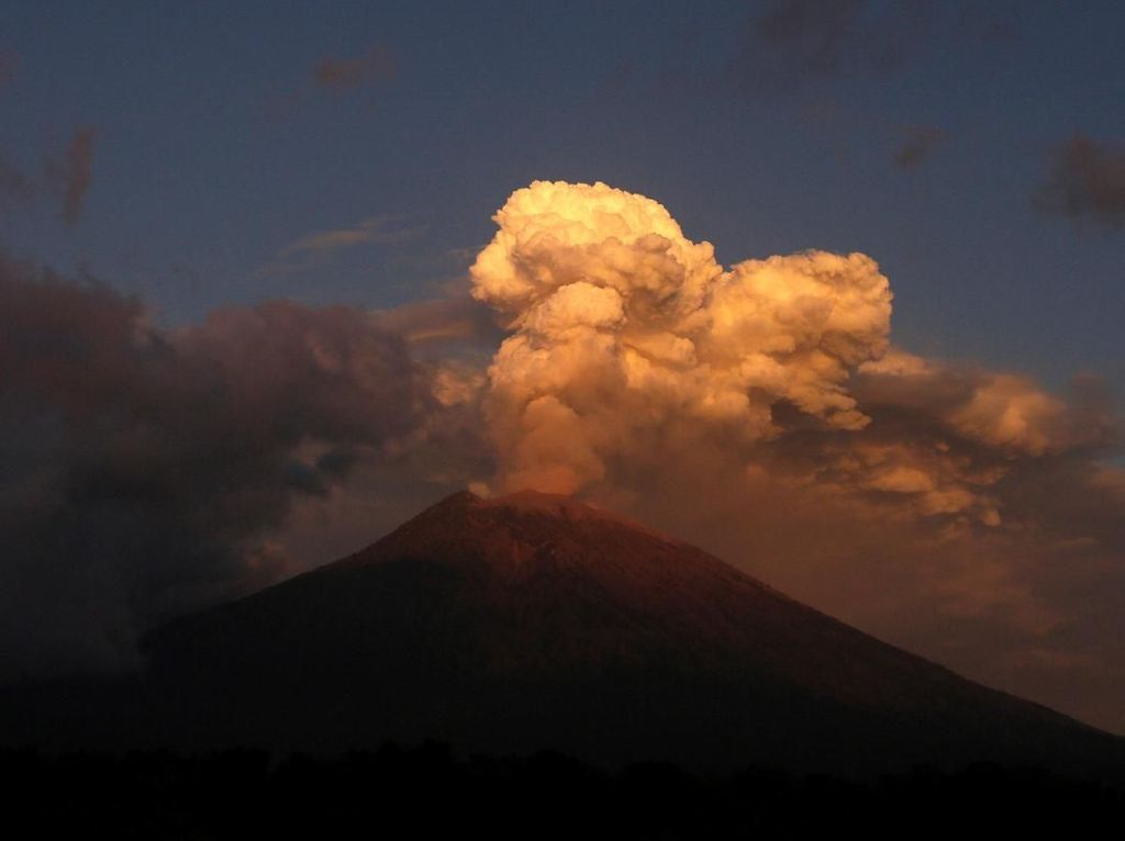 Panik Gunung Agung Erupsi, 20 Warga di Karangasem Ngungsi Panik Gunung Agung Erupsi, 20 Warga di Karangasem Ngungsi