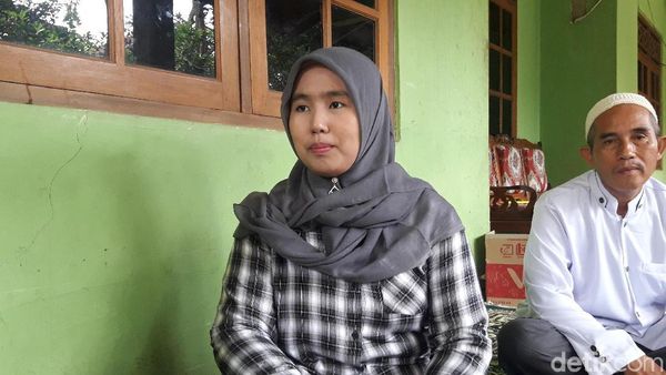Foto: Rabiatul, Guru yang Dipecat karena Pilih Ridwan Kamil