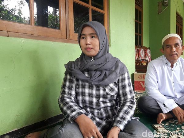 Foto: Rabiatul, Guru yang Dipecat karena Pilih Ridwan Kamil