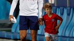 Aksi Kompany Rayakan Kemenangan dengan 3 Anaknya