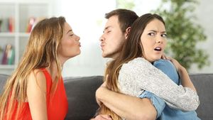 Terungkap! Identitas Wanita di Meme Viral Distracted Boyfriend