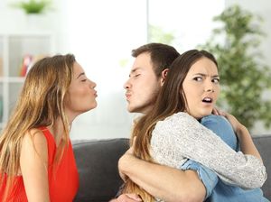 Terungkap! Identitas Wanita di Meme Viral Distracted Boyfriend