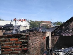 Gudang Kayu di Surabaya Terbakar, 6 Rumah Warga Ikut Dijilat Api