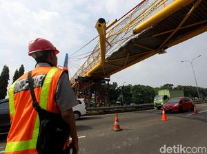 Video: Kondisi JPO Tol JORR Usai Dihantam Truk