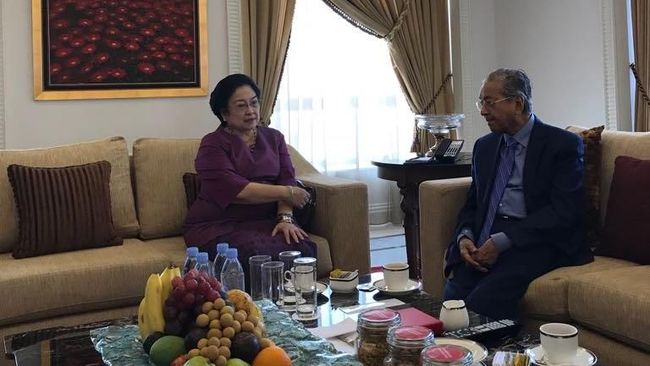 Bertemu di Jakarta, Megawati Beri Mahathir Oleh-oleh Salak 