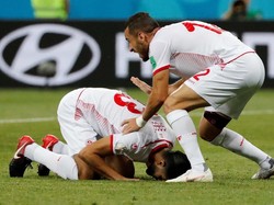 Pemain Tunisia Ferjani Sassi bersujud usai mencetak gol ke gawang Inggris. REUTERS/Jorge Silva.