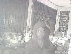 Tampang Pencuri Puluhan Ponsel di Grobogan Ini Terekam CCTV