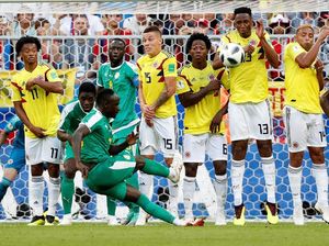 Video: Ada-ada Saja,  Mane Kepleset Saat Ambil Tendangan Bebas