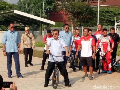 Foto: Gaya JK-Anies Jajal BMX di Venue Asian Games