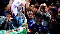 Warga Jepang meluapkan kegembiraan di lokasi nobar di Tokyo. Reuters/Sergio Perez.
