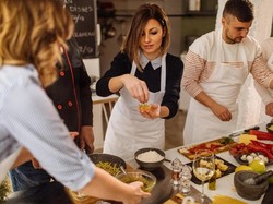 7 Kesalahan yang Paling Sering Dilakukan Saat Bumbui Masakan