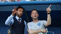 Steve Holland (kanan) menghabiskan delapan tahun di Chelsea sebelum mengambil pekerjaan sebagai tangan kanan Gareth Southgate di Inggris. Dia juga pernah menjadi asisten Rafa Benitez, Jose Mourinho, Guus Hiddink, dan Antonio Conte. (Foto: Lee Smith/REUTERS)