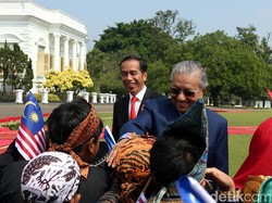 Mahathir Kagum dan Gembira Dengan Penyambutan Jokowi di Istana Bogor