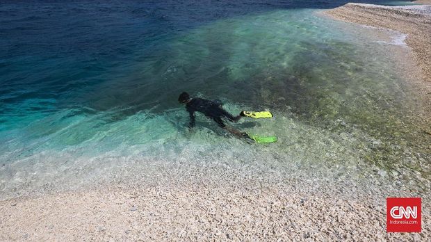 BAHULUANG, SURGA TERSEMBUNYI DI PULAU SELAYAR Pulau Bahuluang merupakan obyek wisata Kepulauan Selayar, Sulawesi Selatan. Keindahan makam karang dan pantai Bahuluang baru beberapa tahun ini terekspos masyarakat khususnya penikmat wisata maritim. CNNIndonesia/Safir Makki