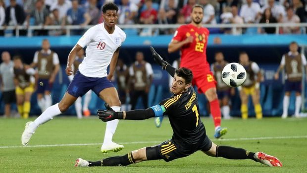 Striker Man United Marcus Rashford (kiri) bisa berduel kembali dengan Thibaut Courtois dari Chelsea.