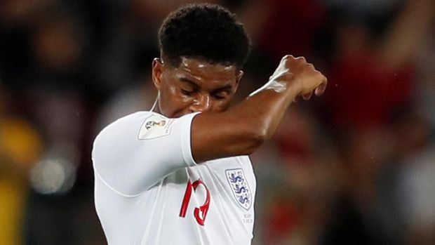 Marcus Rashford mencoba melakukan kick off kilat saat laga melawan Kroasia.