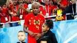 Aksi Kompany Rayakan Kemenangan dengan 3 Anaknya