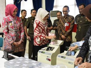 Penampakan Duit Segunung Hasil Korupsi Dana Sepakbola di Jember