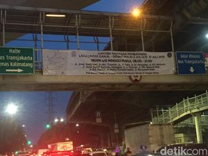 Dishub Pasang Spanduk Sosialisasi Ganjil Genap di Jl DI Panjaitan