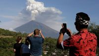 Letusan Gunung Agung Terpantau dari Karangasem