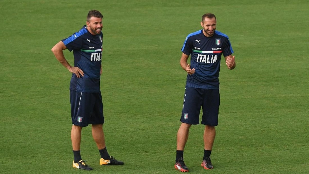 Giorgio Chiellini dan Andrea Barzagli saat di pemusatan latihan timnas Italia tahun lalu. (Foto: Claudio Villa/Getty Images)