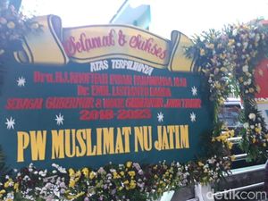 Karangan Bunga di Kediaman Khofifah Berjajar Hingga 50 Meter Karangan Bunga di Kediaman Khofifah Berjajar Hingga 50 Meter