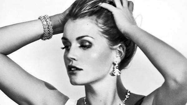 Pose Cantik Seduktif Keponakan Putri Diana Pakai Perhiasan Ratusan Juta