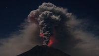 Penampakan Terkini Gunung Agung yang Hembuskan Abu Semalaman