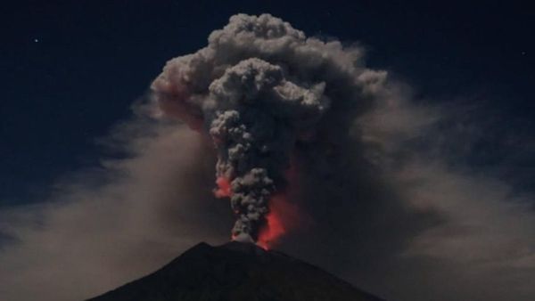 Penampakan Terkini Gunung Agung yang Hembuskan Abu Semalaman