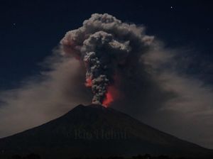 Penampakan Terkini Gunung Agung yang Hembuskan Abu Semalaman