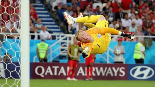 Kiper timnas Inggris Jordan Pickford tak mampu menjangkau bola tendangan pemain timnas Belgia Adnan Januzaj.