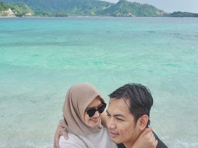Potret Mesra Tommy Kurniawan dan Istri di Pantai
