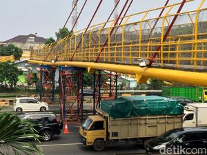 JPO di Tol JORR Bambu Apus yang Ditabrak Truk Diperbaiki JPO di Tol JORR Bambu Apus yang Ditabrak Truk Diperbaiki