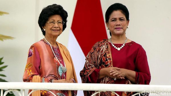 Suasana Hangat Ibu Negara Iriana dan Siti Hasmah