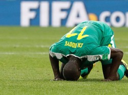 Cheikh NDoye asal Senegal juga bersujud usan mencetak gol ke gawang Polandia. REUTERS/Grigory Dukor.