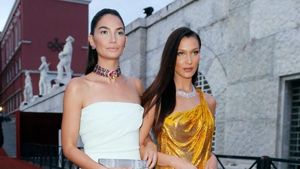 Lily Aldridge Vs. Bella Hadid di Red Carpet Bvlgari, Siapa Paling Seksi?