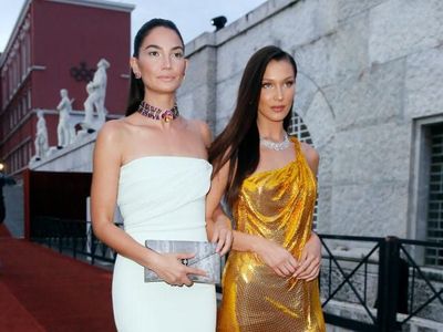 Lily Aldridge Vs. Bella Hadid di Red Carpet Bvlgari, Siapa Paling Seksi?