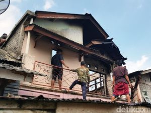 Ditinggal Salat, Rumah Ketua DKM di Sukabumi Terbakar