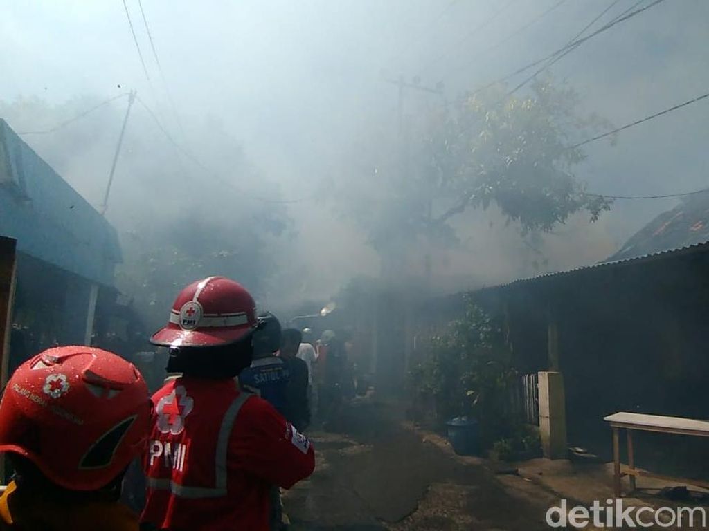 Gudang Kayu di Surabaya Terbakar, 1 Skylift Diterjunkan